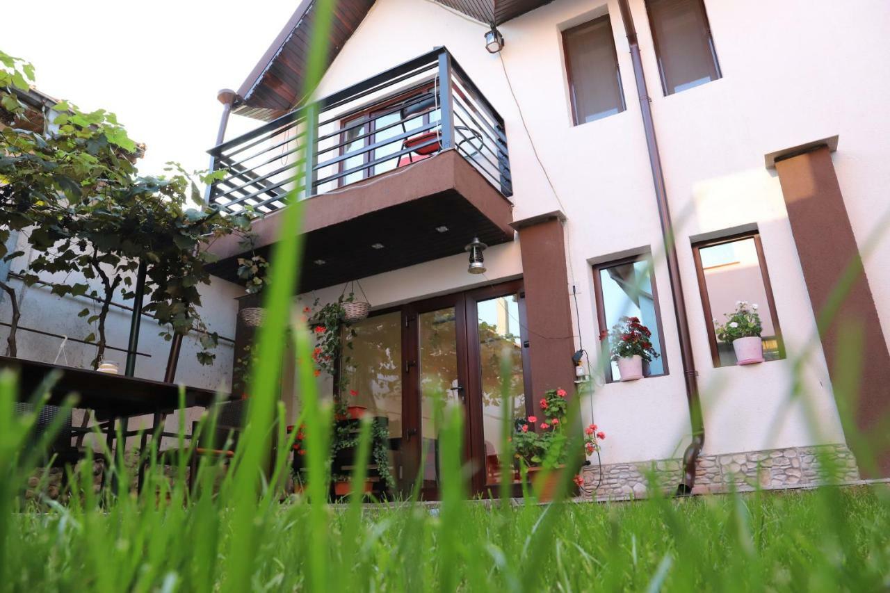 Upstairs Residence Targu Jiu Luaran gambar