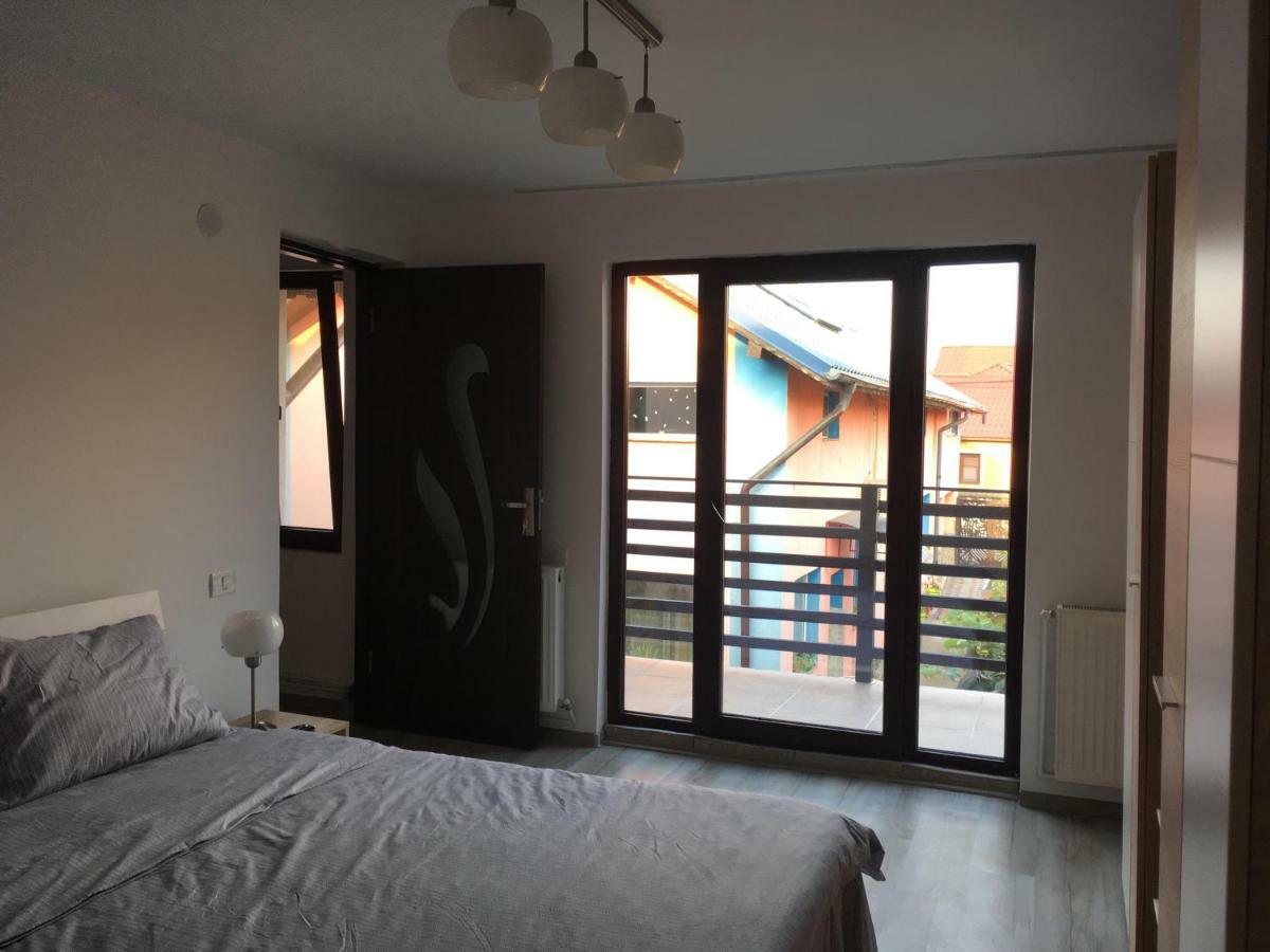 Upstairs Residence Targu Jiu Luaran gambar