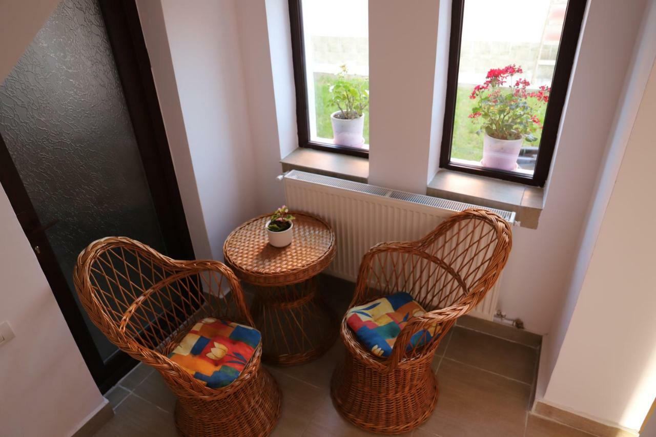 Upstairs Residence Targu Jiu Luaran gambar