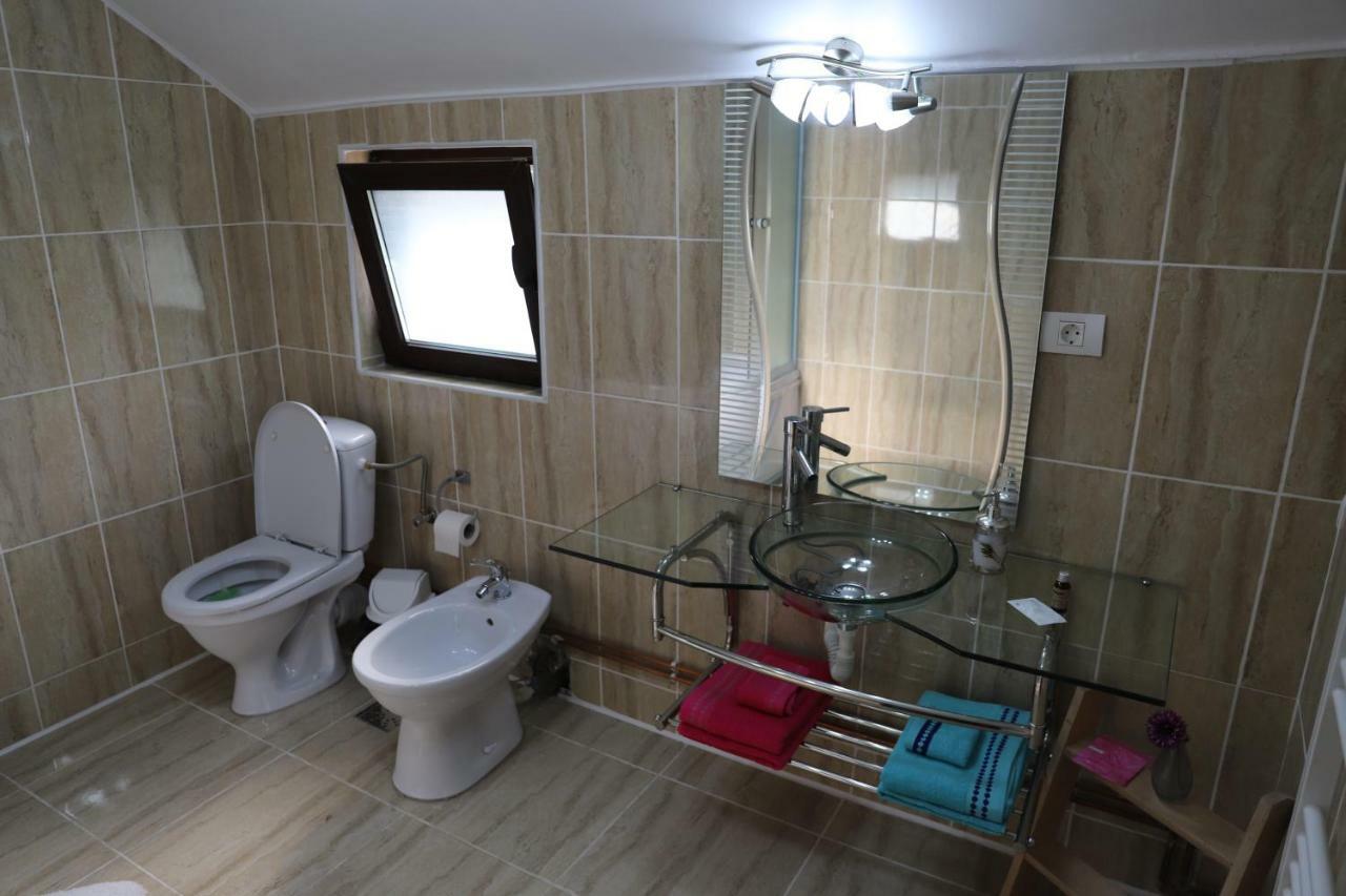 Upstairs Residence Targu Jiu Luaran gambar