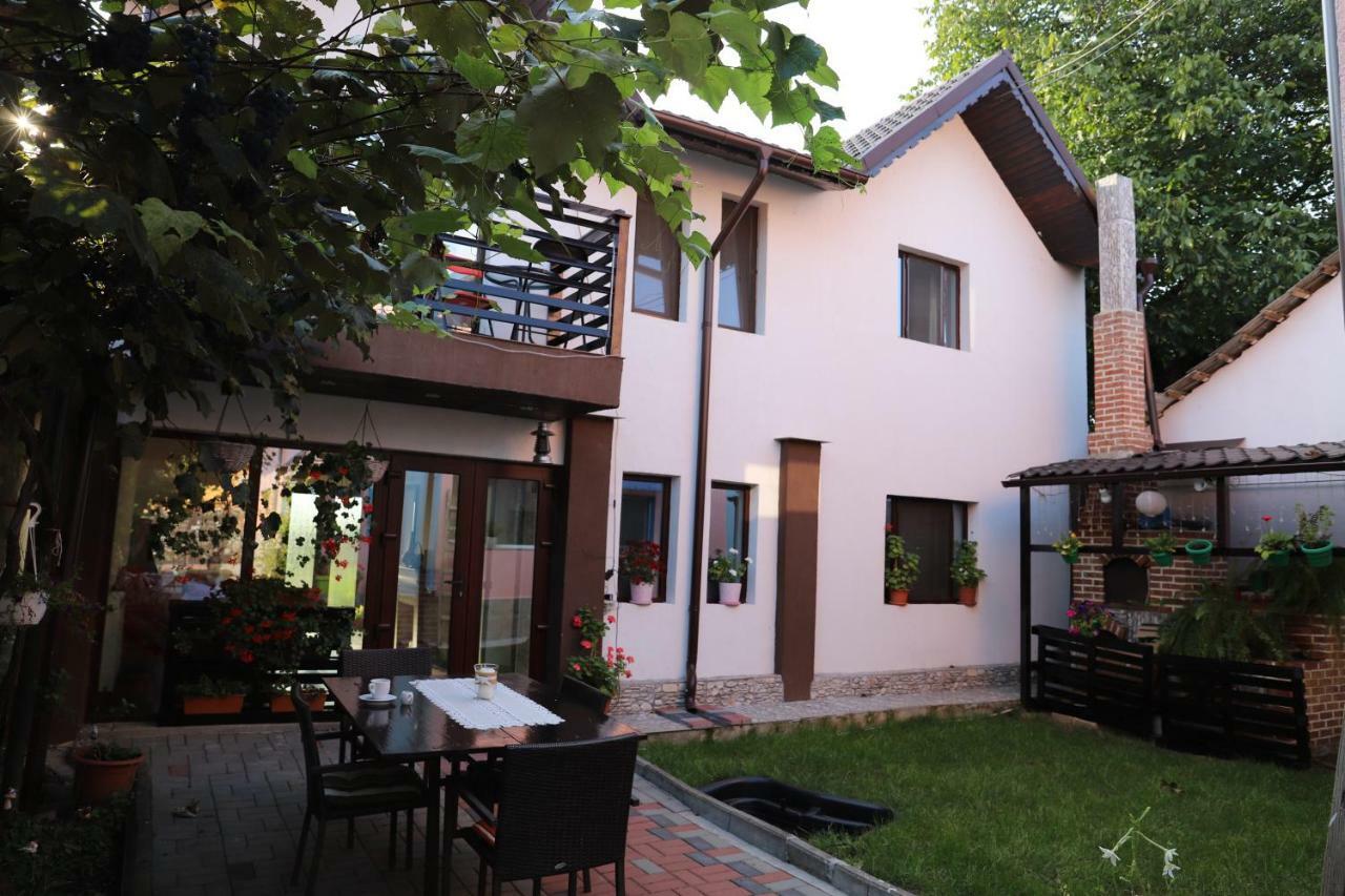 Upstairs Residence Targu Jiu Luaran gambar