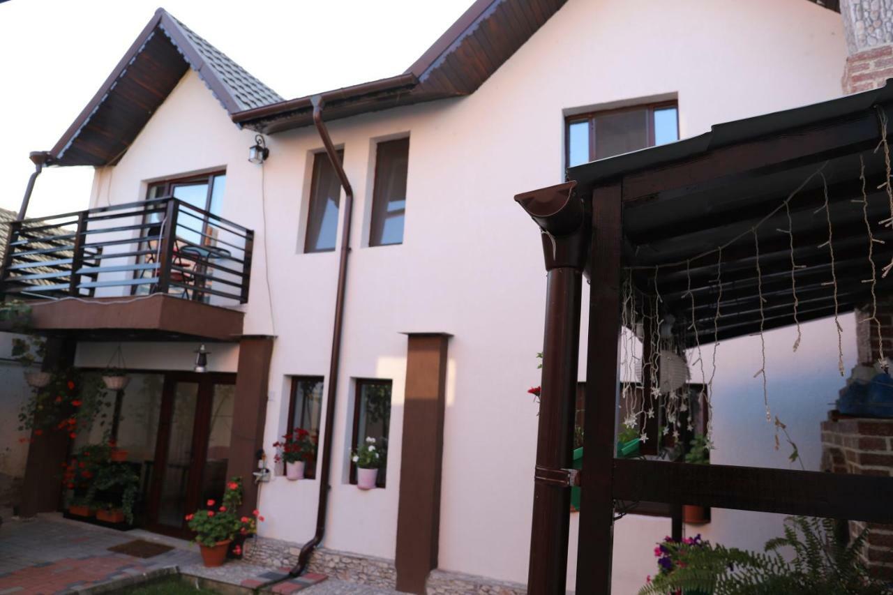 Upstairs Residence Targu Jiu Luaran gambar