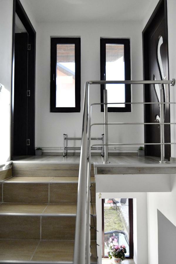 Upstairs Residence Targu Jiu Luaran gambar