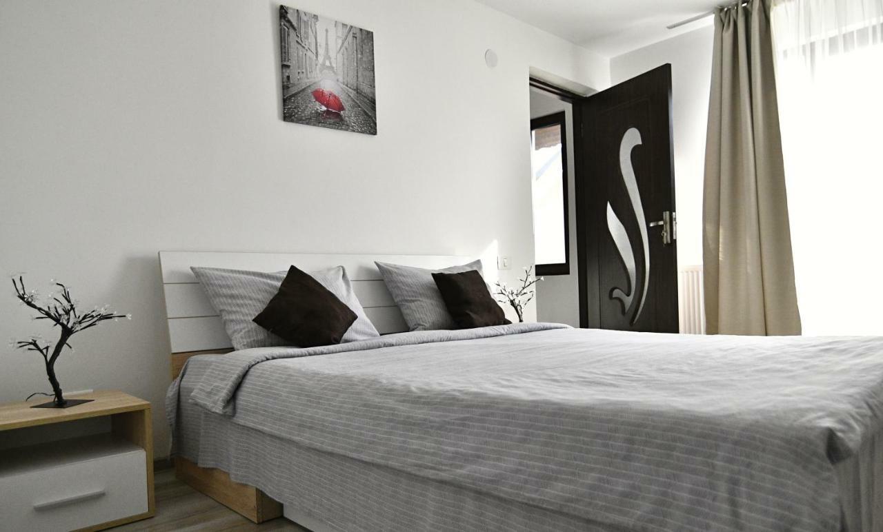 Upstairs Residence Targu Jiu Luaran gambar