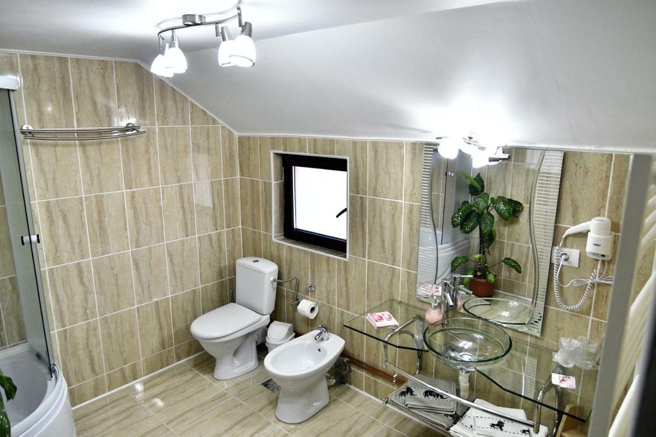 Upstairs Residence Targu Jiu Luaran gambar