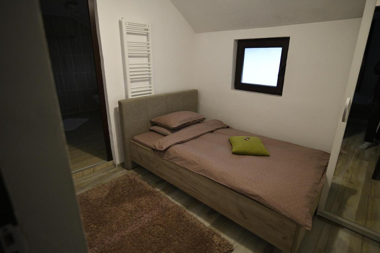 Upstairs Residence Targu Jiu Luaran gambar