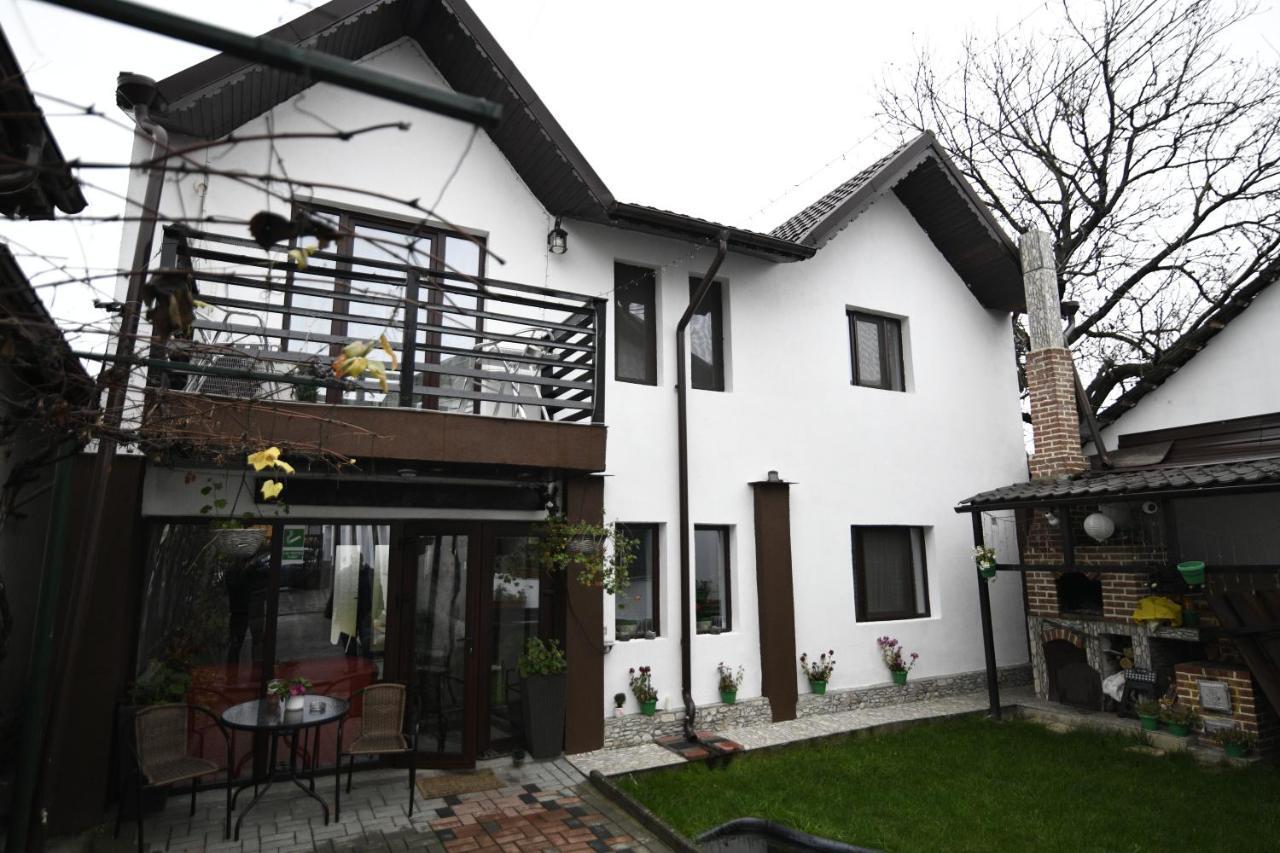 Upstairs Residence Targu Jiu Luaran gambar